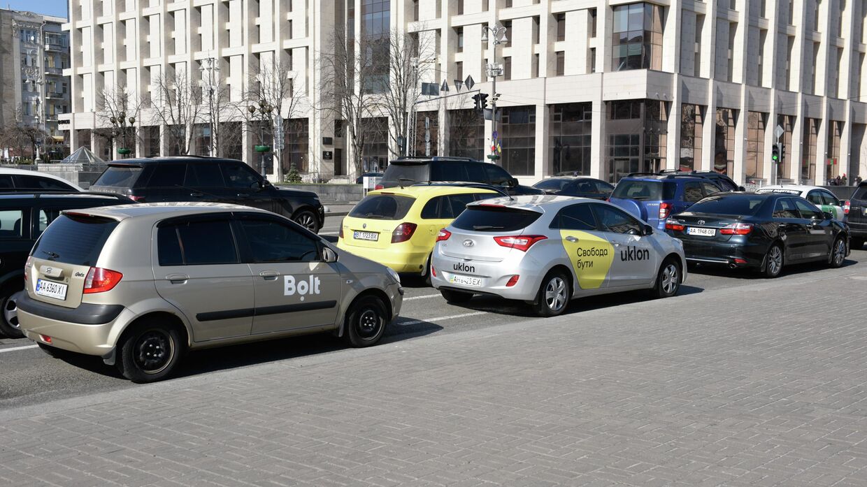 Автомобили на улице Крещатик в Киеве