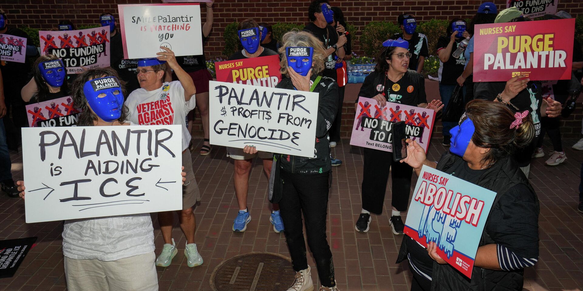 Активисты, защищающие права иммигрантов, собрались на митинг у регионального офиса компании Palantir Technologies в Вашингтоне, округ Колумбия - ИноСМИ, 1920, 21.04.2026