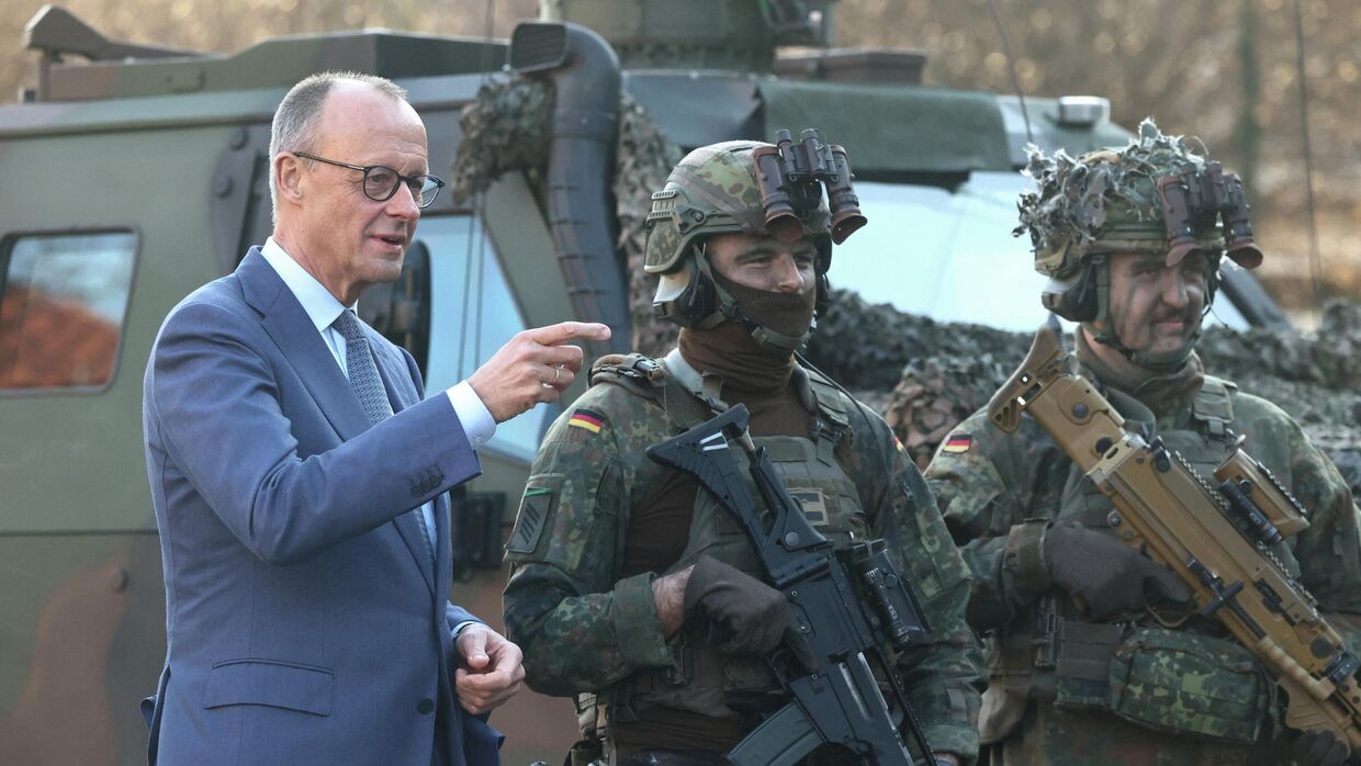 Канцлер Германии Фридрих Мерц рядом с солдатами Бундесвера в Берлине