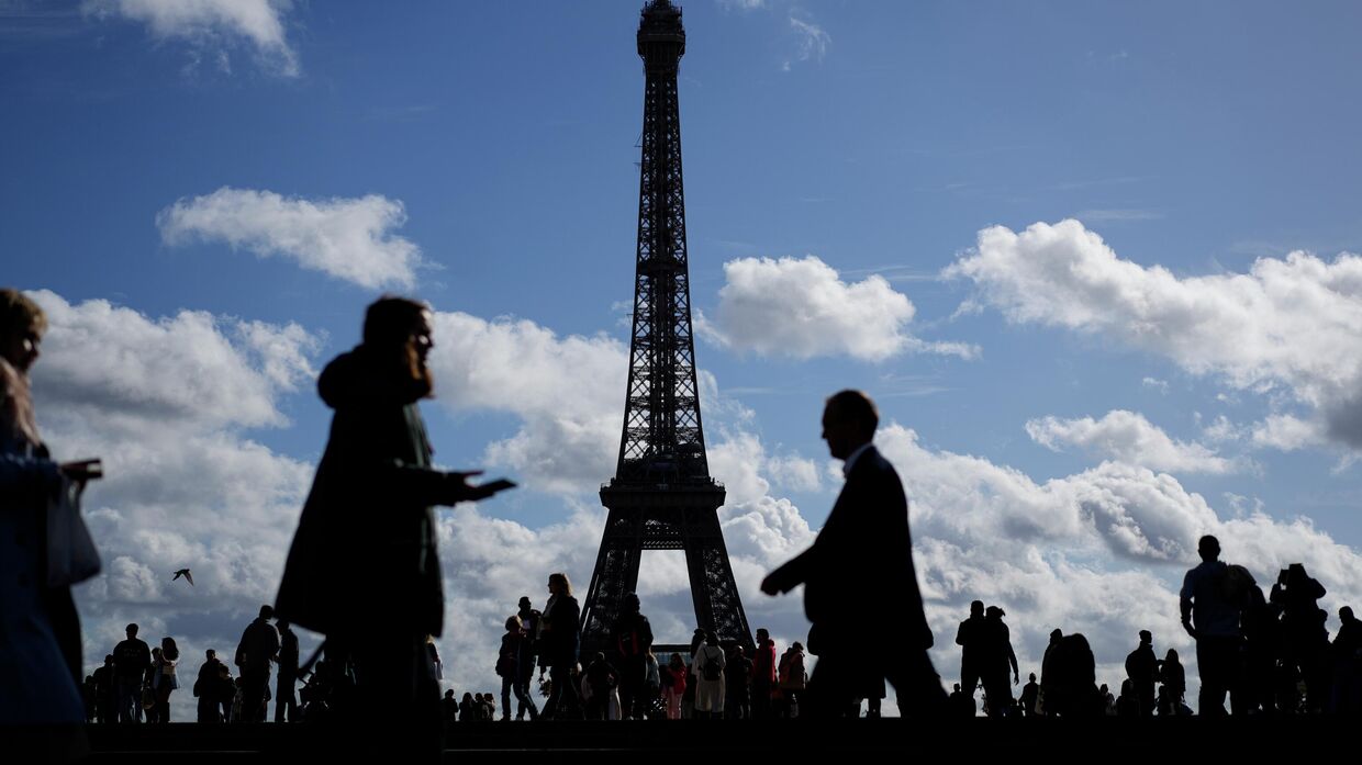 Прохожие в Париже