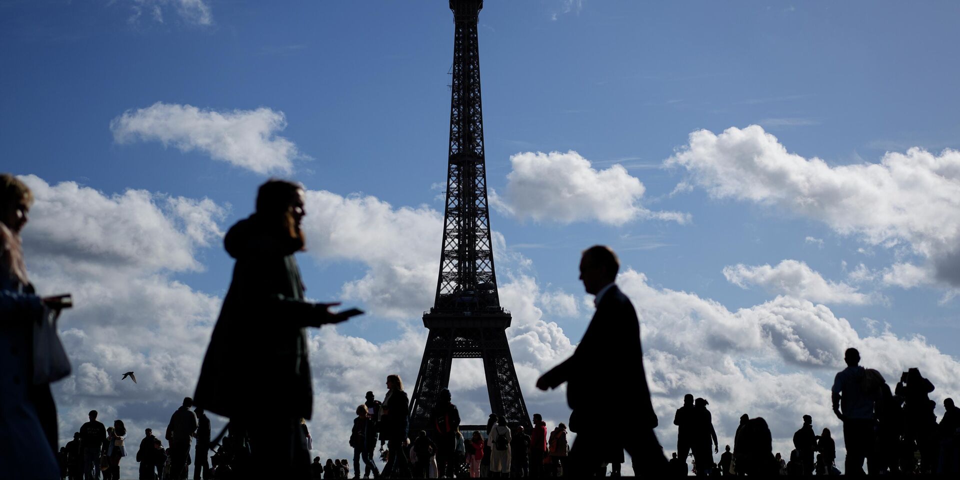 Прохожие в Париже - ИноСМИ, 1920, 24.04.2026