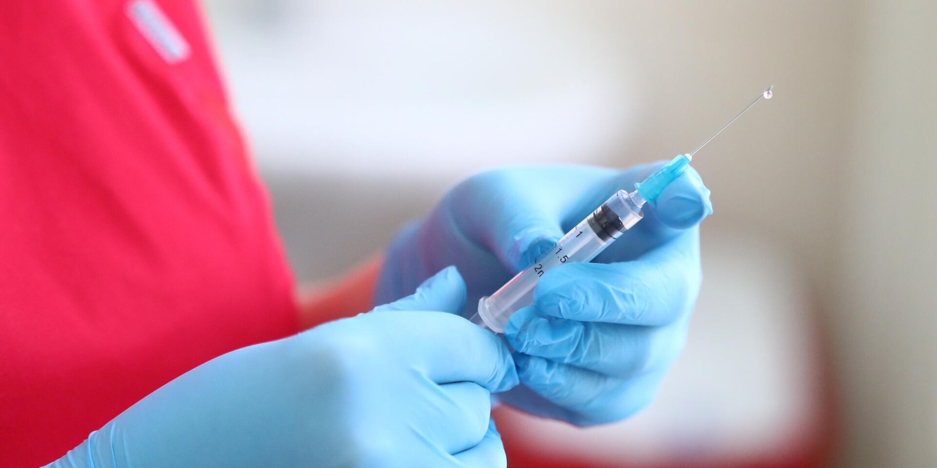 Медицинский работник держит шприц - ИноСМИ, 1920, 24.04.2026