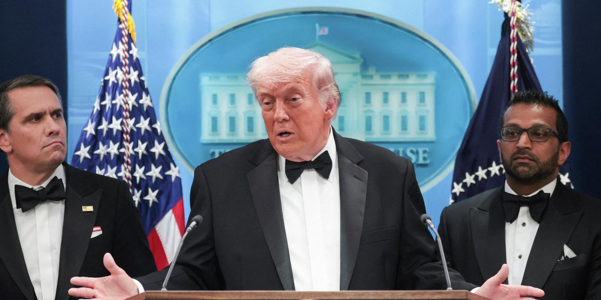 Дональд Трамп выступает перед журналистами после стрельбы на ужине Ассоциации корреспондентов Белого дома в Вашингтоне - ИноСМИ, 1920, 26.04.2026