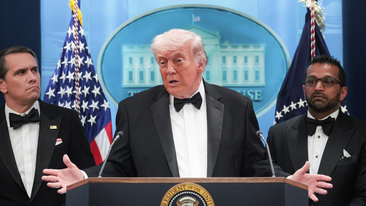 Дональд Трамп выступает перед журналистами после стрельбы на ужине Ассоциации корреспондентов Белого дома в Вашингтоне