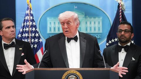 Дональд Трамп выступает перед журналистами после стрельбы на ужине Ассоциации корреспондентов Белого дома в Вашингтоне