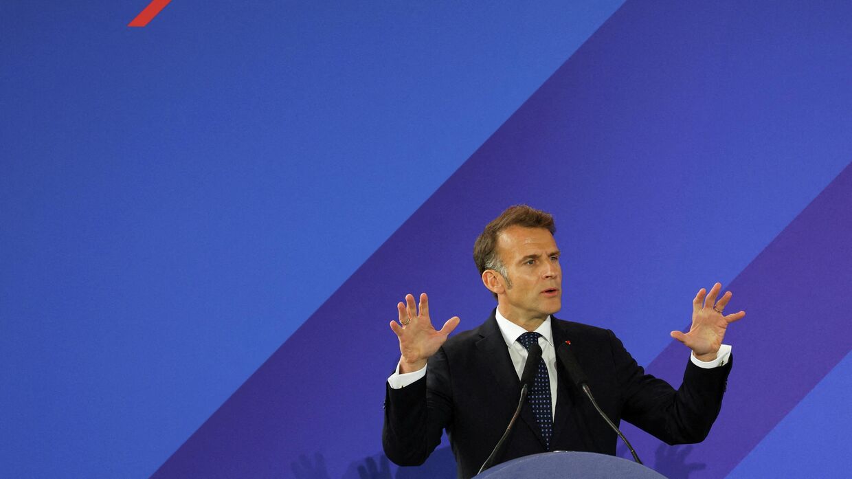 Президент Франции Эммануэль Макрон выступает в Афинах