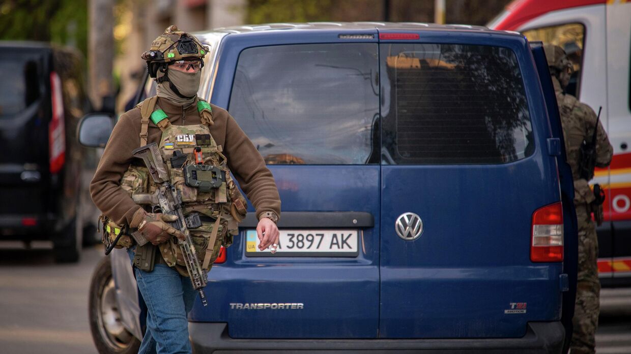 Сотрудник СБУ на месте стрельбы в Киеве, архивная фотография