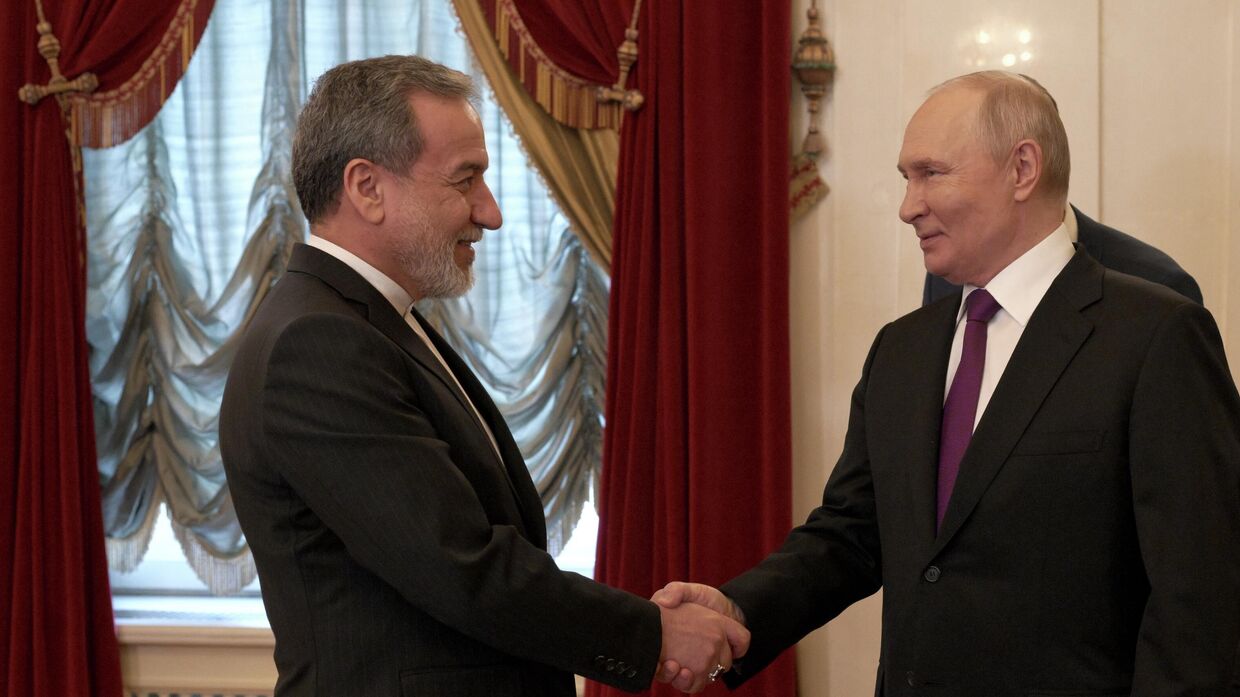 Встреча президента РФ Владимира Путина и главы МИД Ирана Аббаса Аракчи