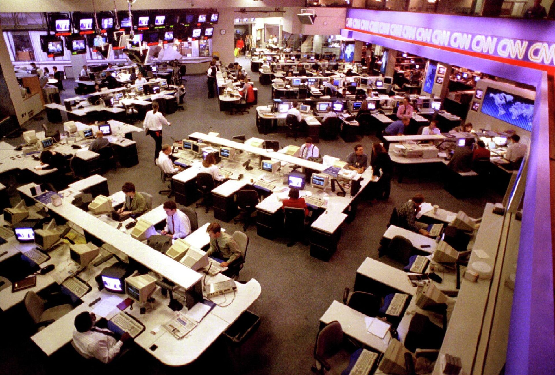 Сотрудники CNN работают в студии и редакции в Атланте, штат Джорджия, США, 22 сентября 1995 года, после того, как компании Turner Broadcasting System Inc. и Time Warner Inc. заключили соглашение о слиянии в Нью-Йорке. - ИноСМИ, 1920, 07.05.2026