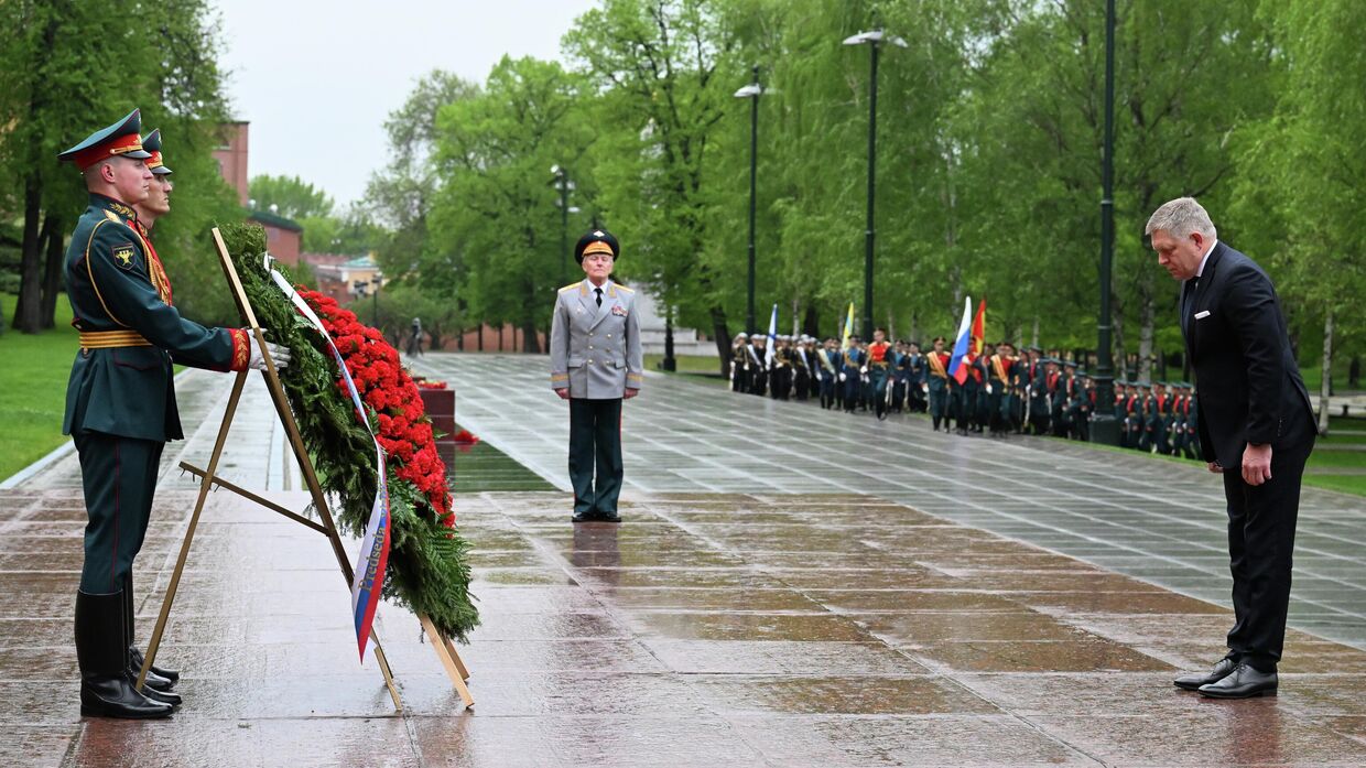 Премьер-министр Словакии Роберт Фицо возложил цветы к Могиле Неизвестного Солдата в Москве