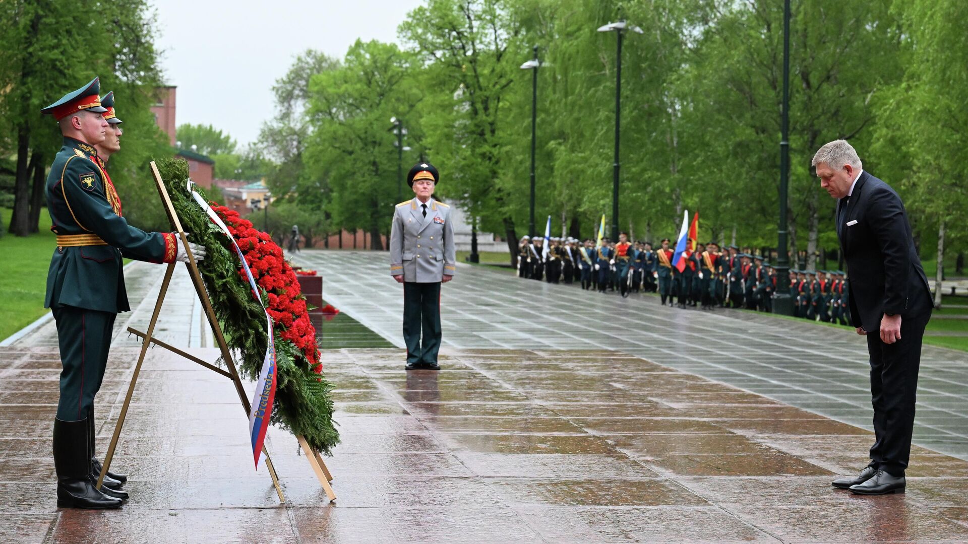 Премьер-министр Словакии Роберт Фицо возложил цветы к Могиле Неизвестного Солдата в Москве - ИноСМИ, 1920, 09.05.2026