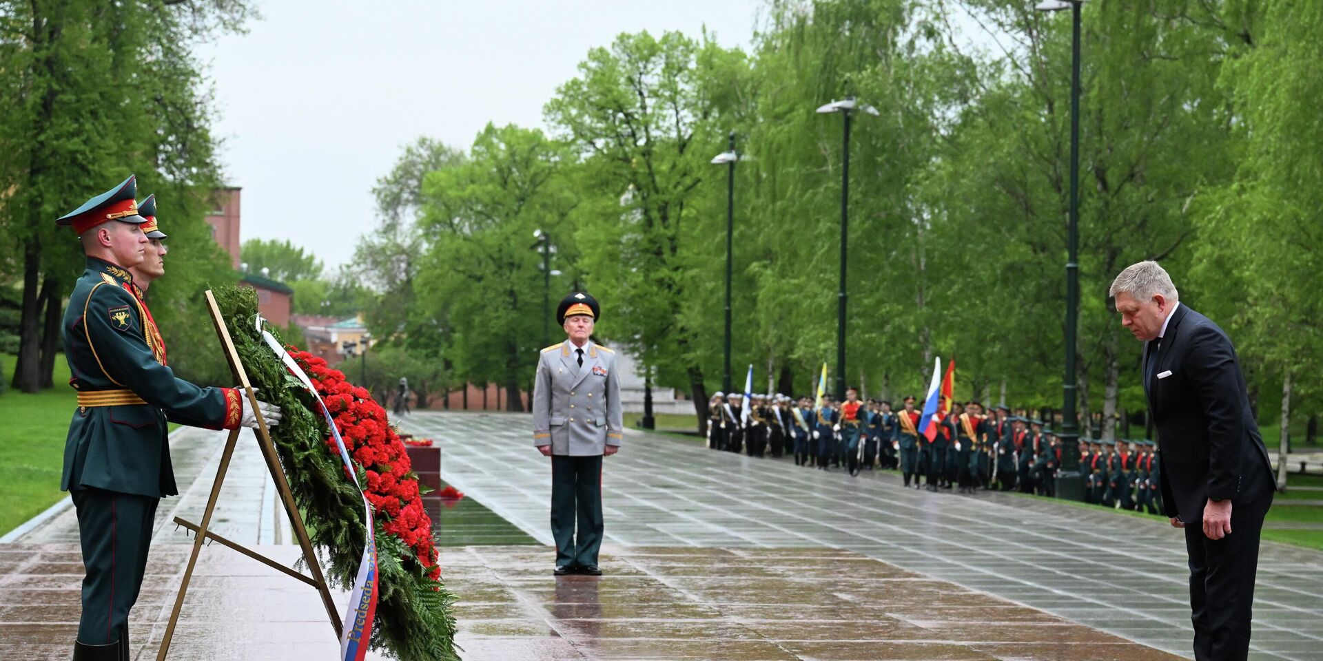 Премьер-министр Словакии Роберт Фицо возложил цветы к Могиле Неизвестного Солдата в Москве - ИноСМИ, 1920, 09.05.2026