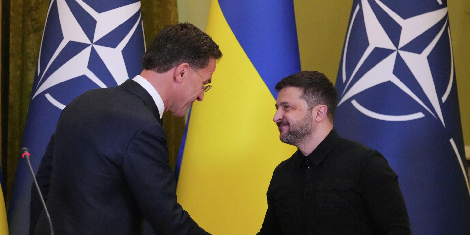 Генеральный секретарь НАТО Марк Рютте и Владимир Зеленский. Архивная фотография - ИноСМИ, 1920, 18.05.2026
