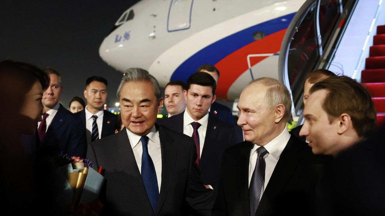 Президент Владимир Путин прибыл в Китай