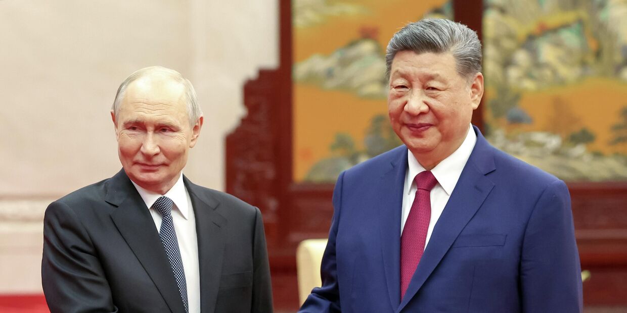 Президент РФ Владимир Путин и председатель КНР Си Цзиньпин во время чаепития