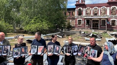 Иностранные журналисты на месте трагедии в Старобельске
