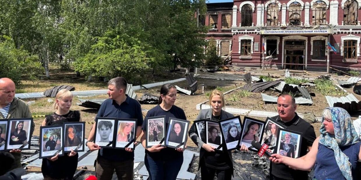 Иностранные журналисты на месте трагедии в Старобельске