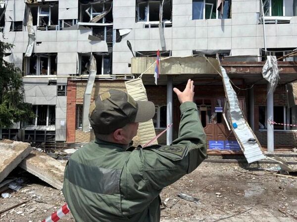 Иностранные журналисты на месте трагедии в Старобельске