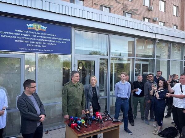 Иностранные журналисты на месте трагедии в Старобельске