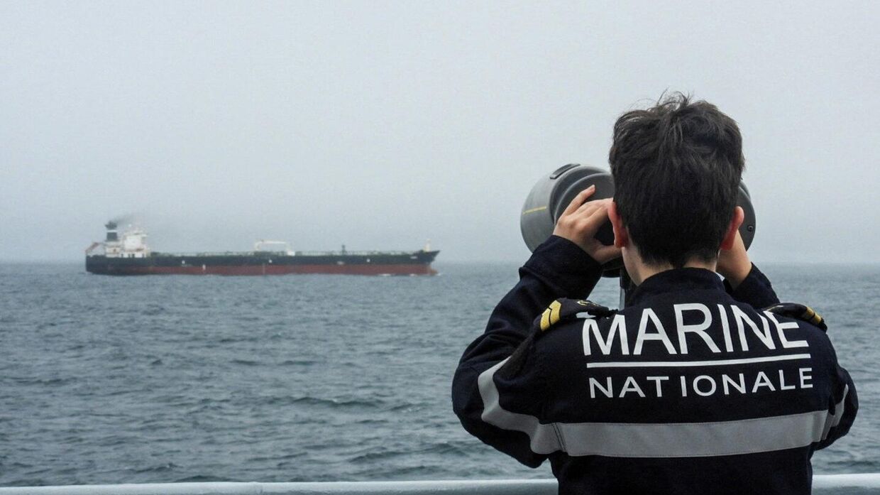 Военнослужащий ВМС Франции наблюдает за нефтяным танкером, 1 июня 2026 года