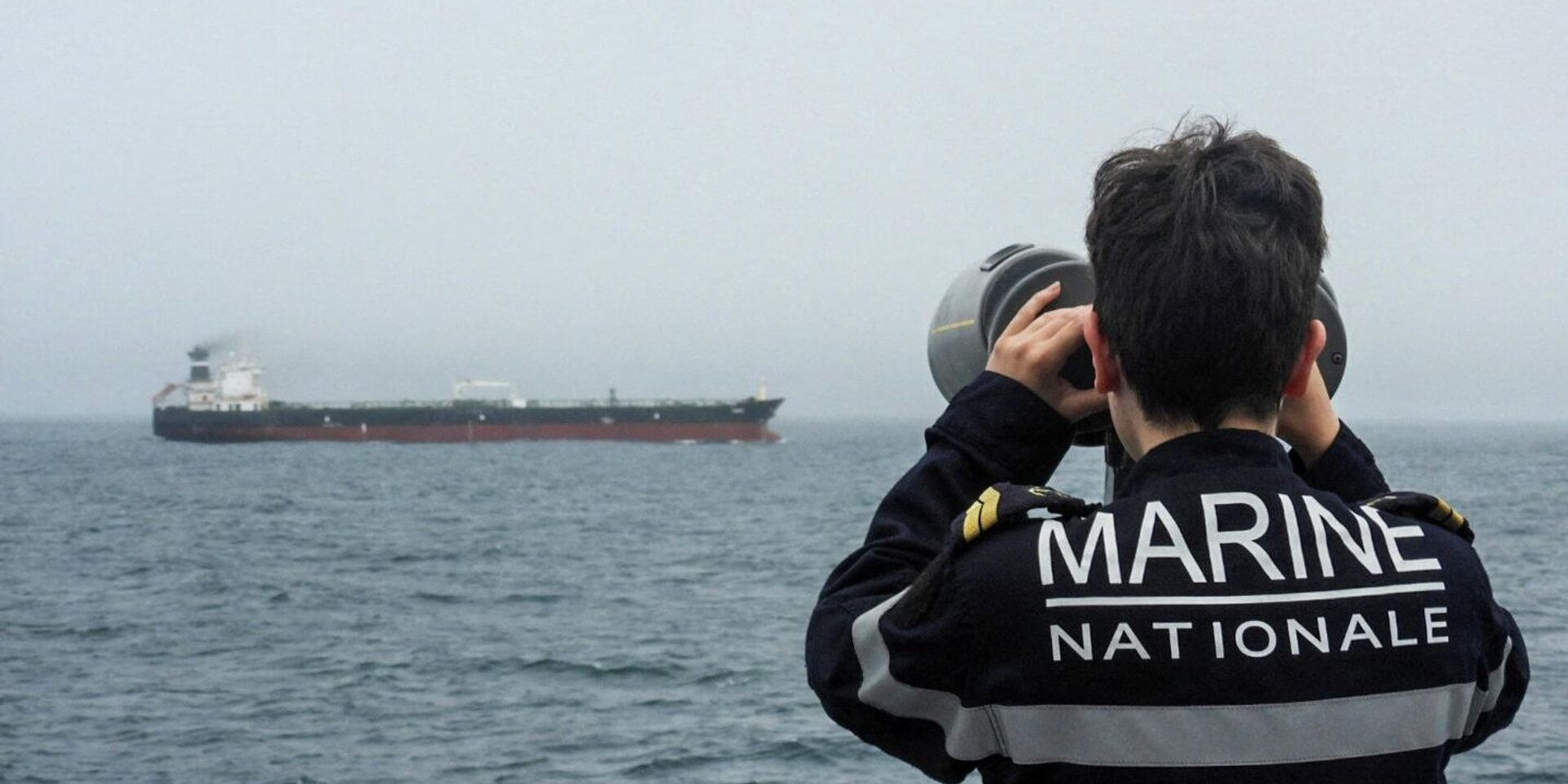 Военнослужащий ВМС Франции наблюдает за нефтяным танкером, 1 июня 2026 года - ИноСМИ, 1920, 01.06.2026