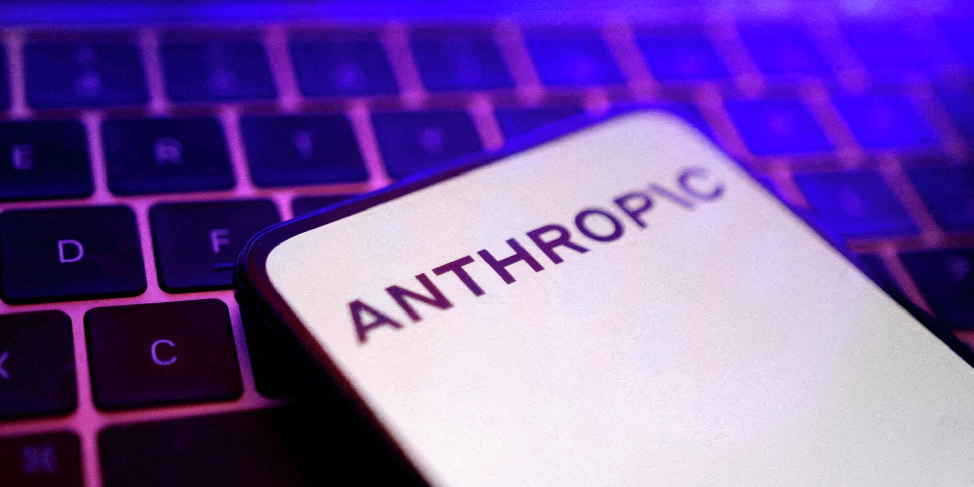 Логотип компании Anthropic на фоне клавиатуры - ИноСМИ, 1920, 14.06.2026