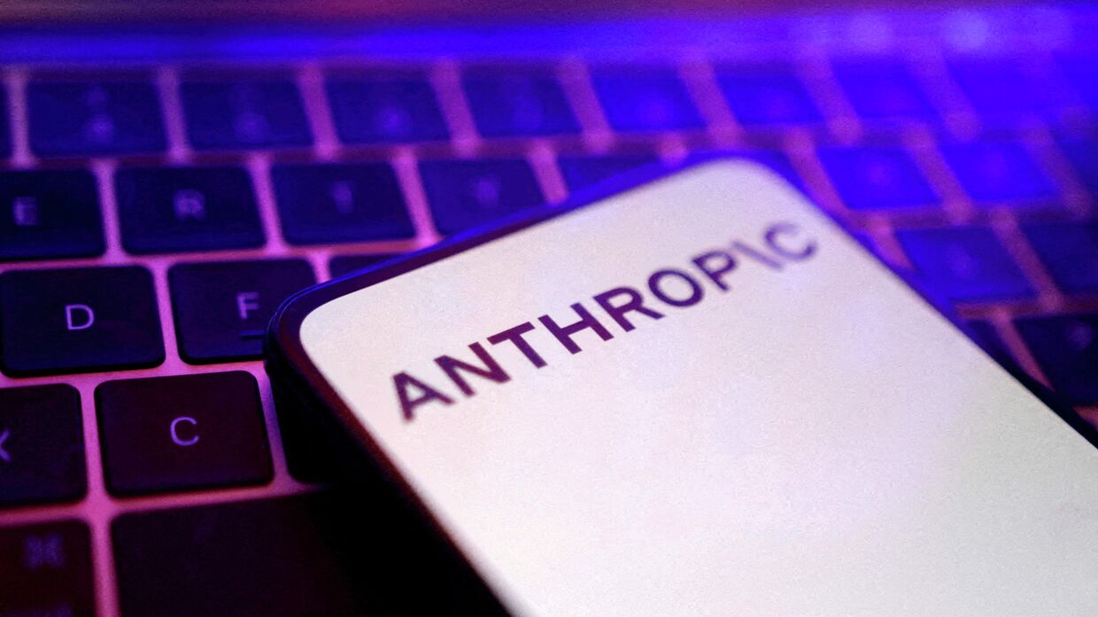 Логотип компании Anthropic на фоне клавиатуры