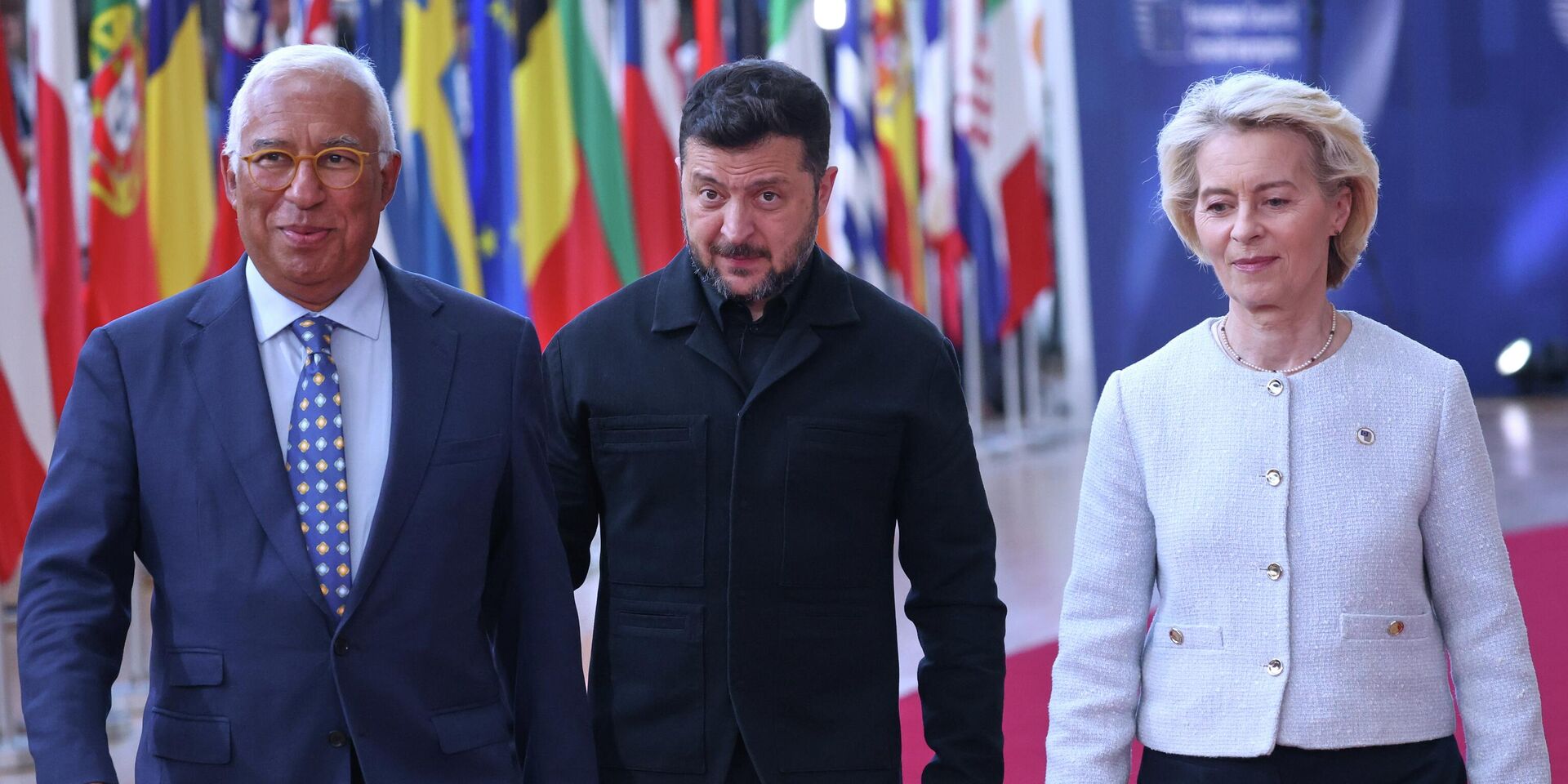 Президент Европейского совета Антонио Коста, Владимир Зеленский и председатель Европейской комиссии Урсула фон дер Ляйен (слева направо) прибывают на саммит ЕС в Брюсселе - ИноСМИ, 1920, 19.06.2026