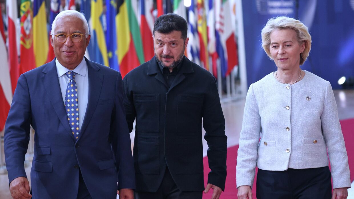 Президент Европейского совета Антонио Коста, Владимир Зеленский и председатель Европейской комиссии Урсула фон дер Ляйен (слева направо) прибывают на саммит ЕС в Брюсселе Президент Европейского совета Антонио Коста, Владимир Зеленский и председатель Европейской комиссии Урсула фон дер Ляйен (слева направо) прибывают на саммит ЕС в Брюсселе