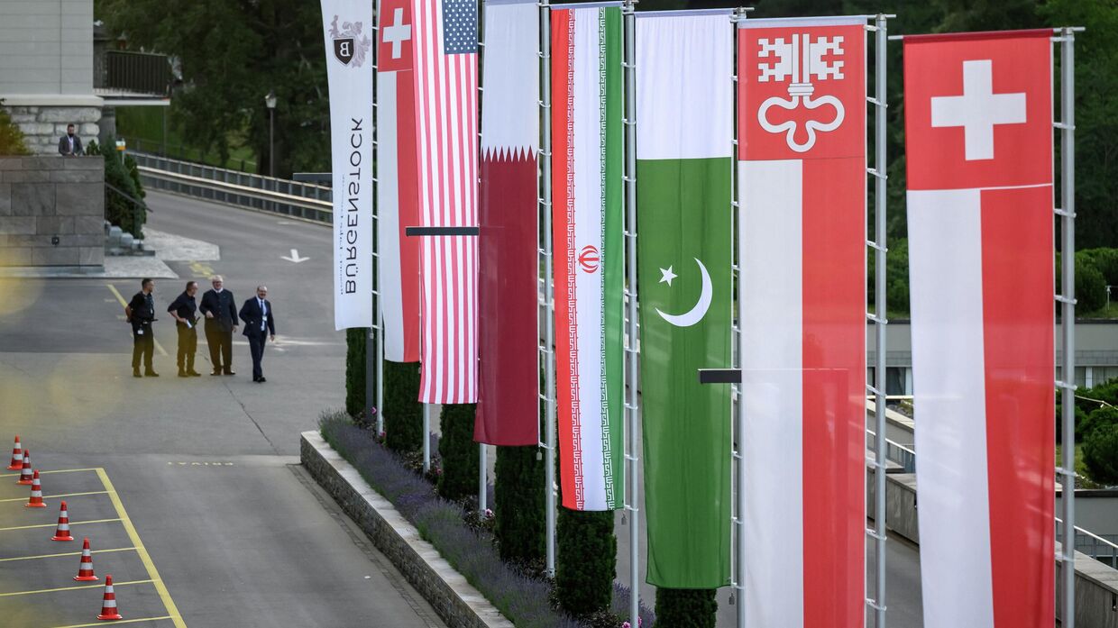Флаги Швейцарии, США, Катара, Ирана, Пакистана и кантона Нидвальден возле гостиничного комплекса Бюргеншток, 21 июня 2026 г. 