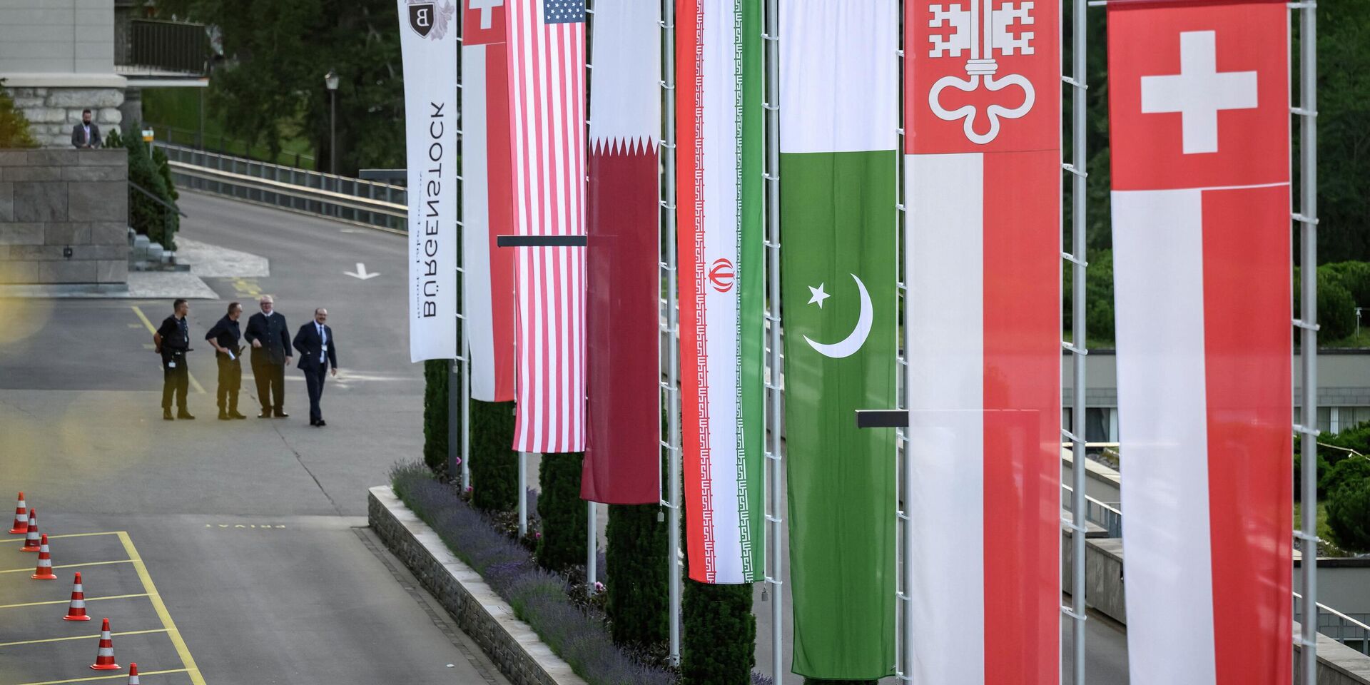 Флаги Швейцарии, США, Катара, Ирана, Пакистана и кантона Нидвальден возле гостиничного комплекса Бюргеншток, 21 июня 2026 г.  - ИноСМИ, 1920, 21.06.2026