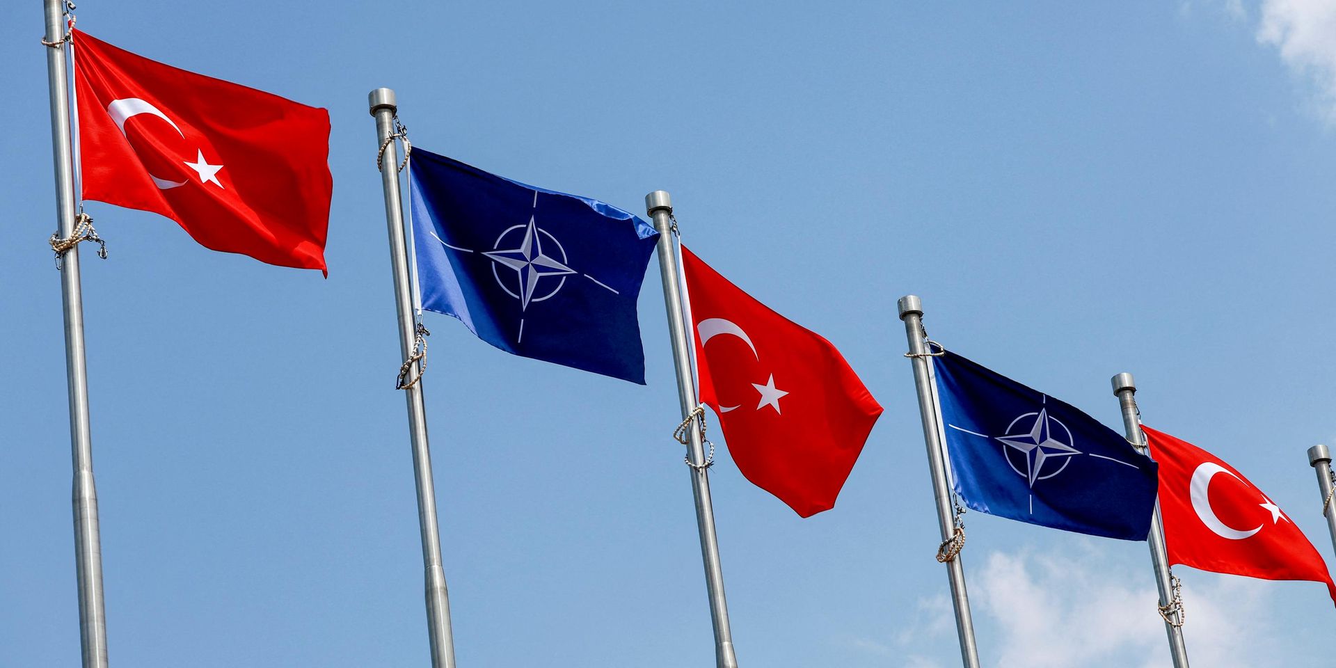 Флаги Турции и НАТО в Анкаре перед началом саммита Североатлантического альянса, 4 июля 2026 г.  - ИноСМИ, 1920, 06.07.2026