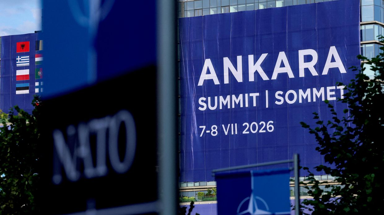 Плакат на здании в Анкаре, посвященный саммиту НАТО, 6 июля 2026 г. 
