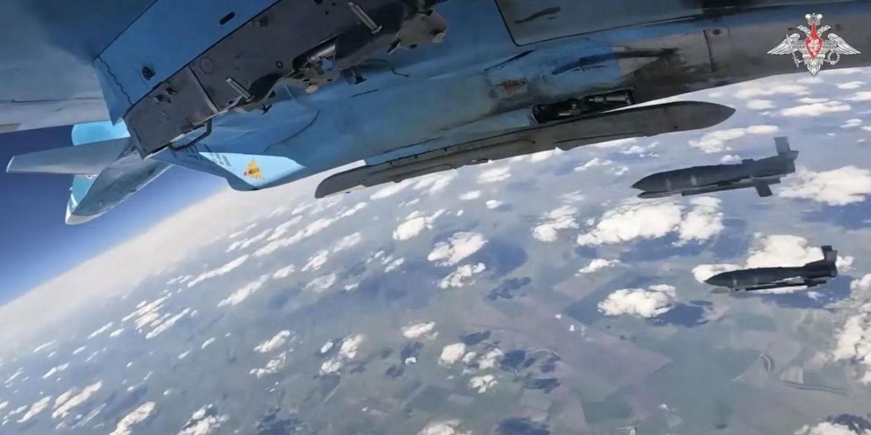 Истребитель-бомбардировщик Су-34 ВКС России нанес удар по живой силе и командному пункту БПЛА противника в зоне ответственности группировки войск Южная