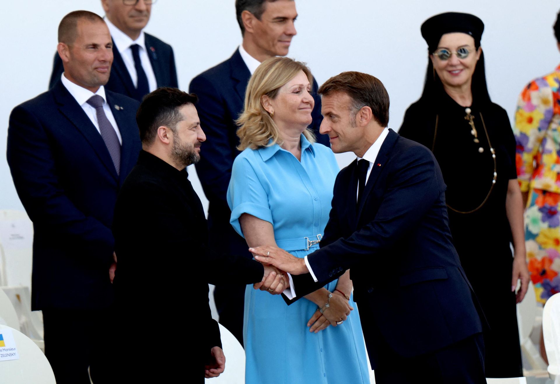 Президент Франции Эммануэль Макрон пожимает руку Владимиру Зеленскому на трибуне парада на Елисейских полях в Париже, 14 июля 2026 г.  - ИноСМИ, 1920, 14.07.2026