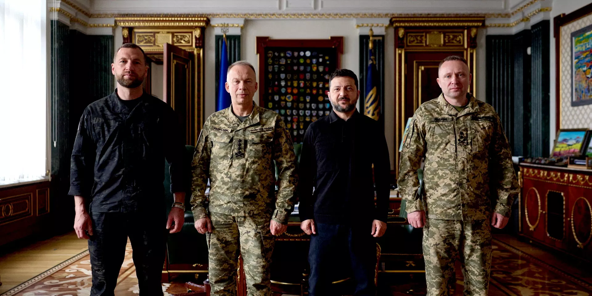 Владимир Зеленский, недавно назначенный главнокомандующий ВСУ генерал-майор Михаил Драпатый, его предшественник генерал Александр Сырский и исполняющий обязанности министра обороны Евгений Хмара. Владимир Зеленский, недавно назначенный главнокомандующий ВСУ генерал-майор Михаил Драпатый, его предшественник генерал Александр Сырский и исполняющий обязанности министра обороны Евгений Хмара. - ИноСМИ, 1920, 24.07.2026