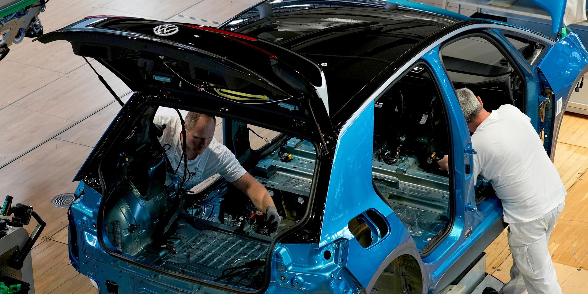 Сотрудники Volkswagen собирают электромобиль на заводе в Дрездене, Германия - ИноСМИ, 1920, 30.07.2026