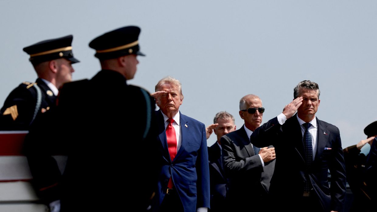 Президент США Дональд Трамп и министр обороны США Пит Хегсет во время церемонии похорон американских солдат в Дувре, штат Делавэр, США