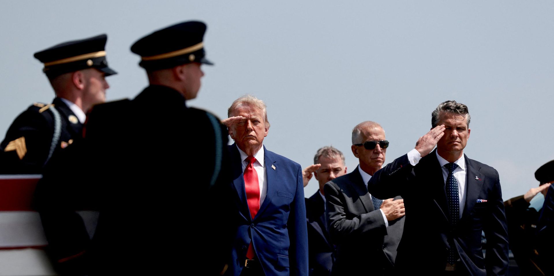 Президент США Дональд Трамп и министр обороны США Пит Хегсет во время церемонии похорон американских солдат в Дувре, штат Делавэр, США - ИноСМИ, 1920, 05.08.2026