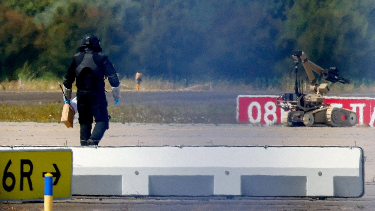 Полицейский на месте падения беспилотника в в аэропорту Лейпцига, Германия, 5 августа 2026 года