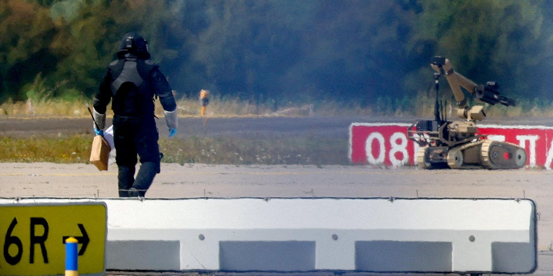 Полицейский на месте падения беспилотника в в аэропорту Лейпцига, Германия, 5 августа 2026 года - ИноСМИ, 1920, 11.08.2026