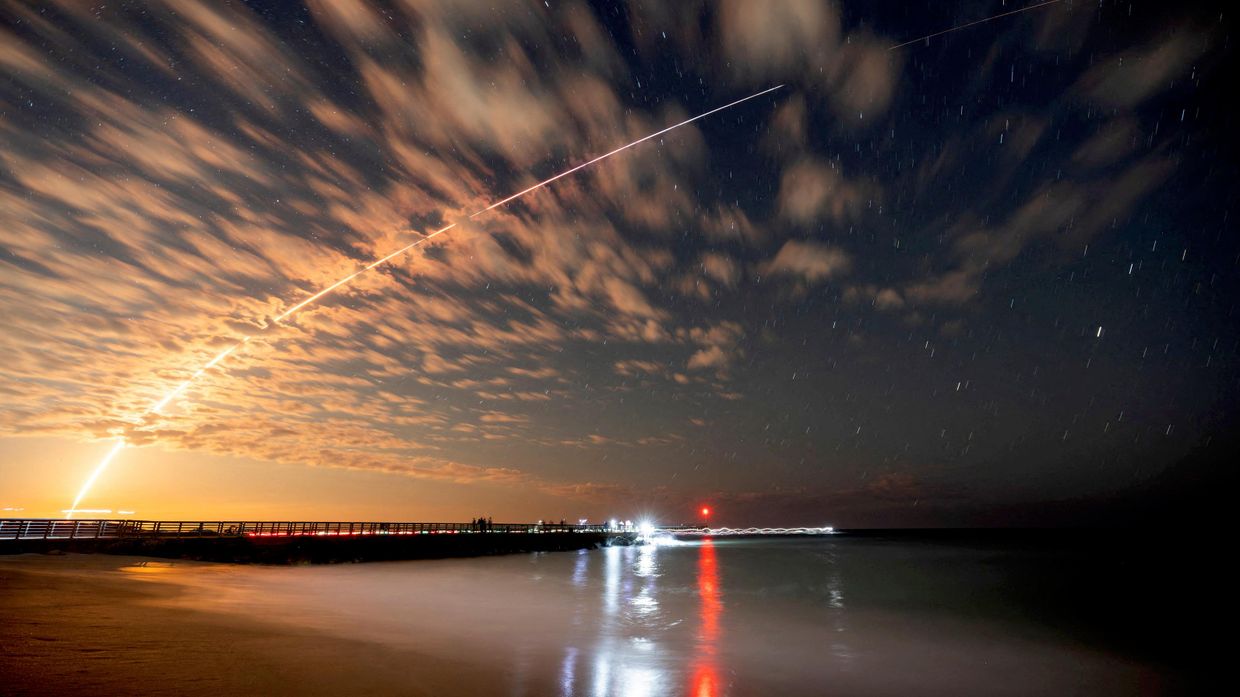 Ракета SpaceX Falcon 9 со спутниками Starlink на борту над заливом Себастьян после запуска с мыса Канаверал, Флорида, США, 26 февраля 2025 года