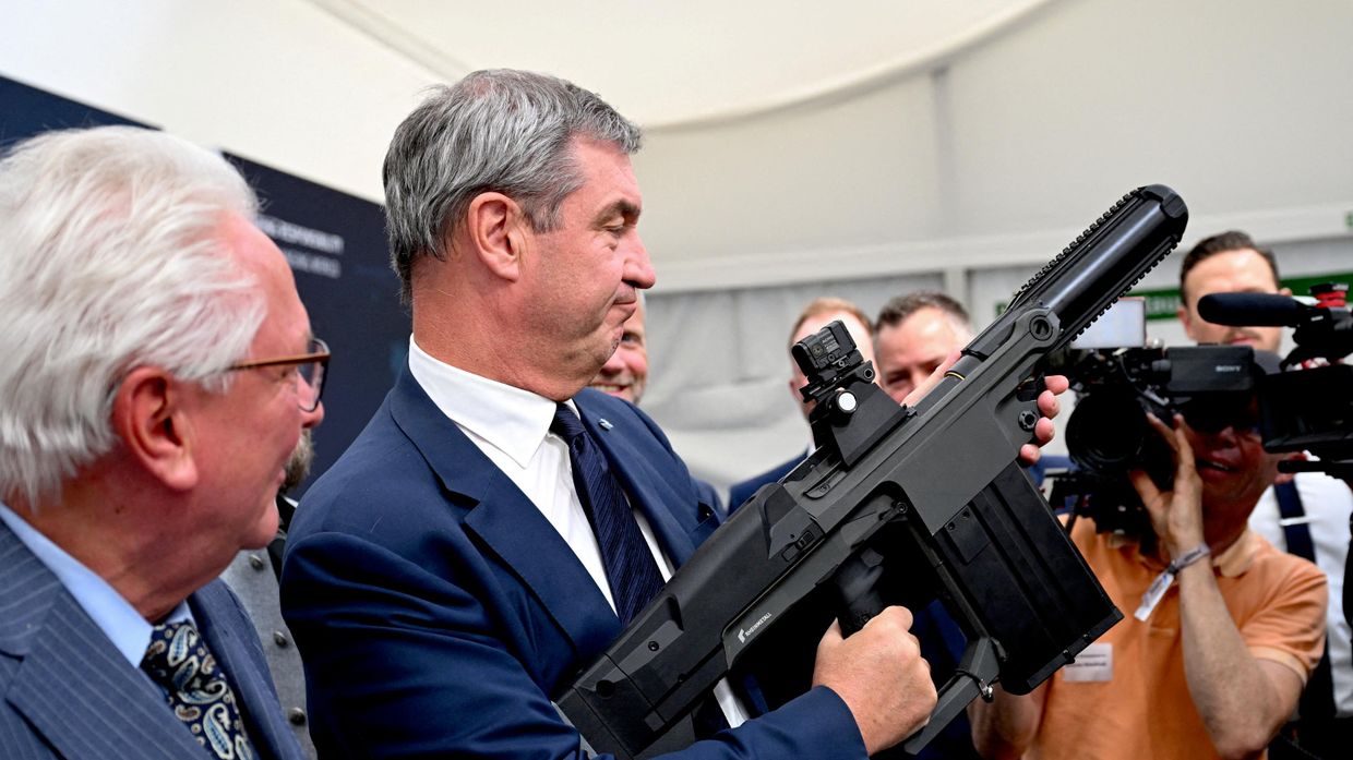 Премьер-министр Баварии Маркус Содер и генеральный директор Rheinmetall Армин Паппергер на церемонии закладки фундамента завода Rheinmetall в Ашау, Германия, 22 июля 2026 года