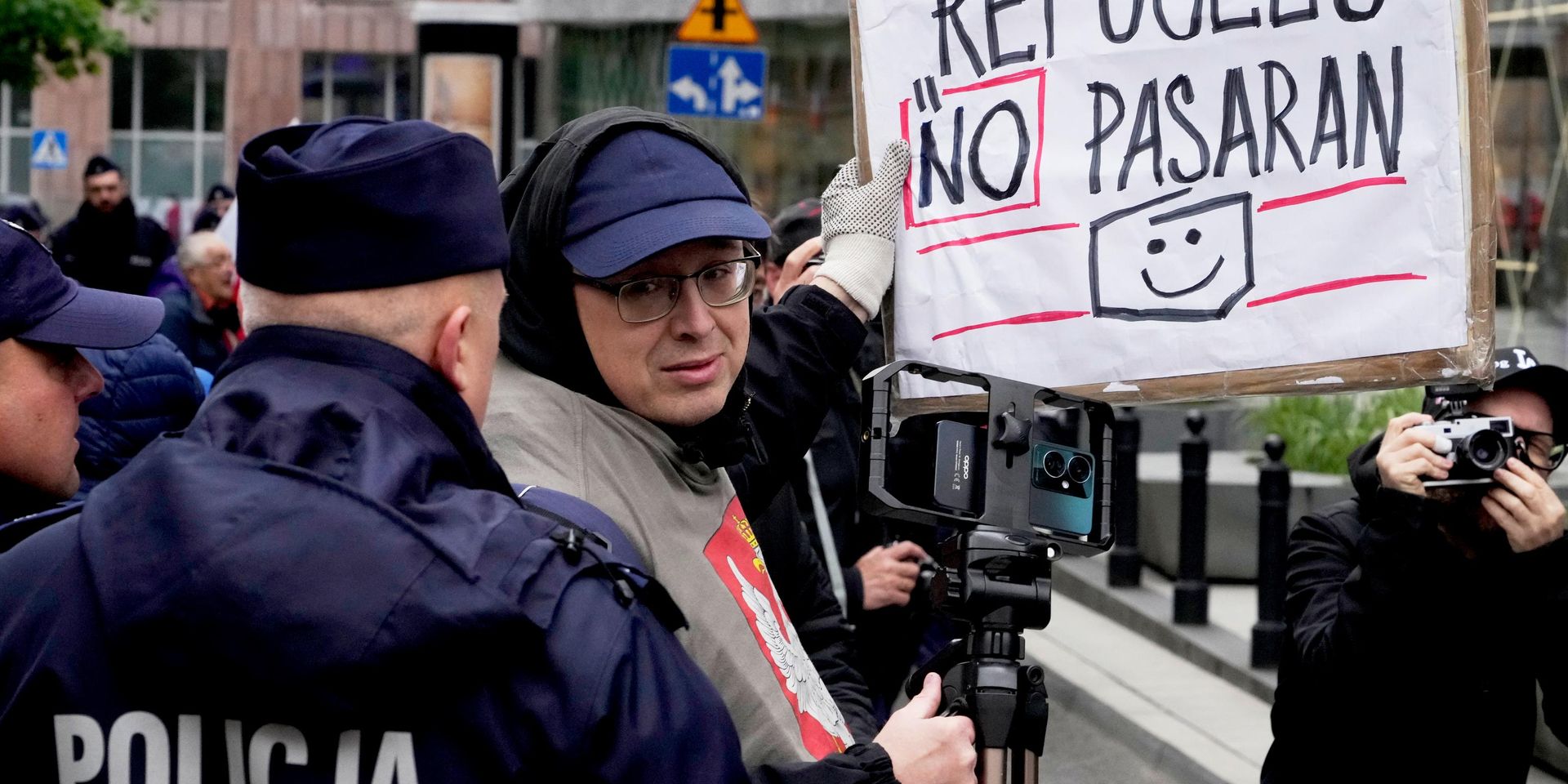 Мужчина держит плакат с надписью Беженцы НЕ пройдут в Варшаве - ИноСМИ, 1920, 14.08.2026