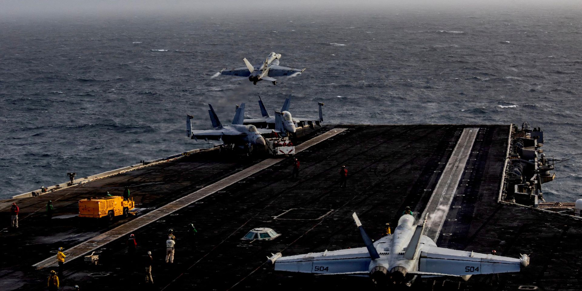 Истребитель F/A-18E Super Hornet взлетает с палубы авианосца USS Abraham Lincoln в ходе конфликта с Ираном 31 июля 2026 г.  - ИноСМИ, 1920, 16.08.2026