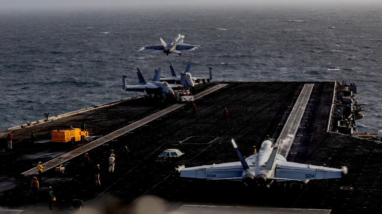 Истребитель F/A-18E Super Hornet взлетает с палубы авианосца USS Abraham Lincoln в ходе конфликта с Ираном 31 июля 2026 г. 