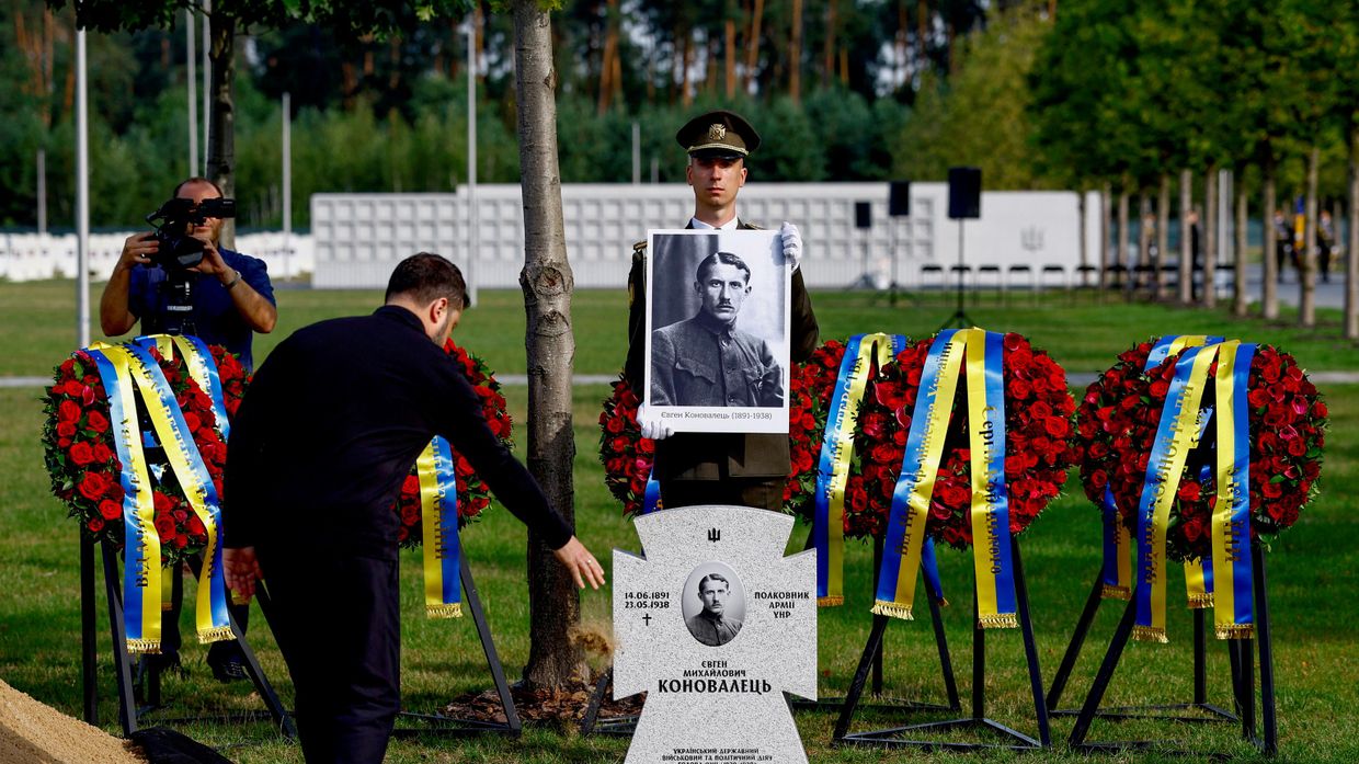 Церемония перезахоронения Евгения Коновалmца, одного из основателей и лидеров ОУН (запрещенная в России экстремистская организация)