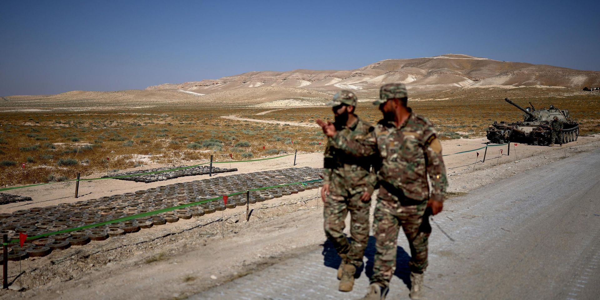 Солдаты сирийской армии проходят мимо мин, собранных для уничтожени - ИноСМИ, 1920, 21.08.2026