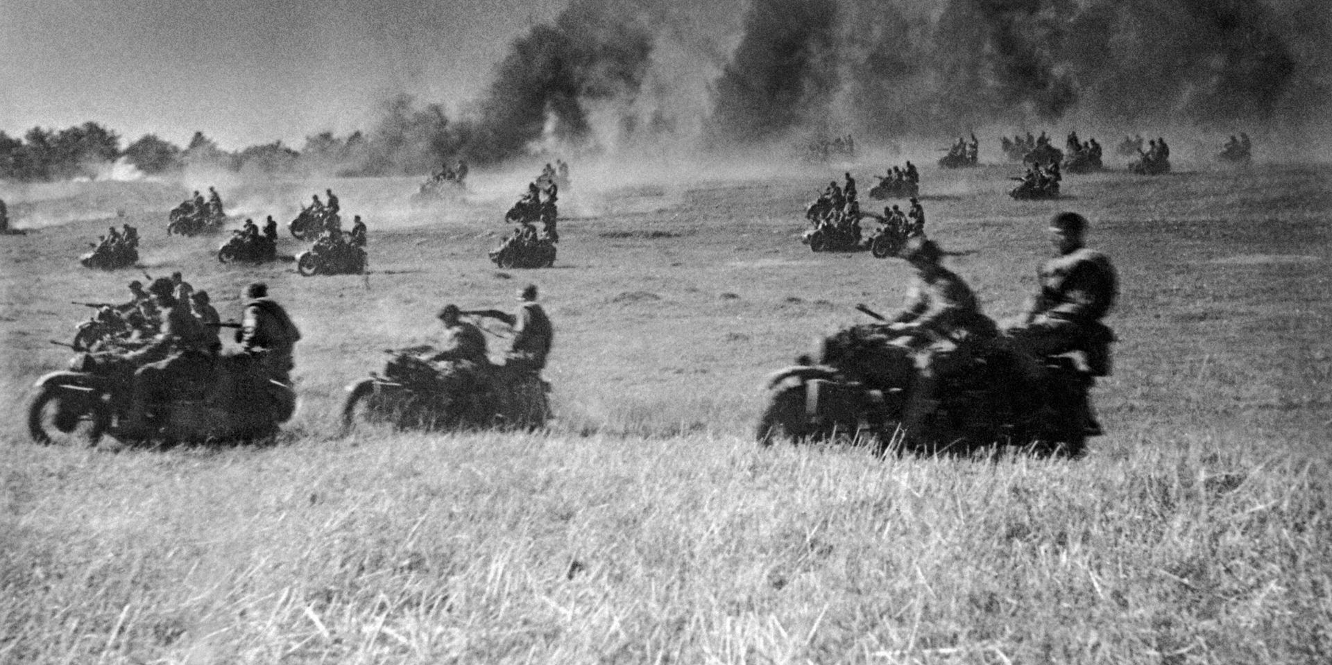 Мотоциклетный полк Красной армии во время контратаки - ИноСМИ, 1920, 24.08.2026