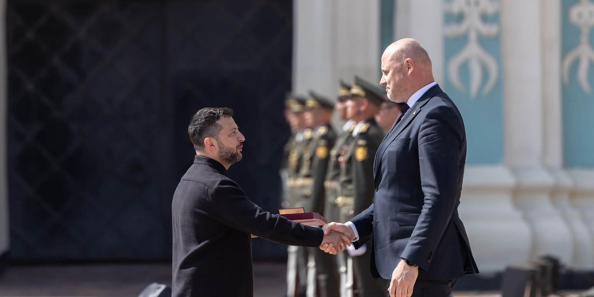 Зеленский награждает премьер-министра Латвии Андриса Кулбергса - ИноСМИ, 1920, 26.08.2026